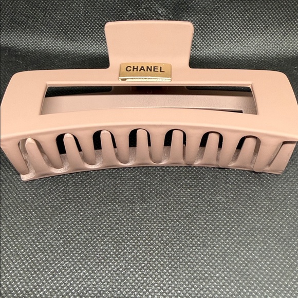 ✅ PRICE IS FIRM ✅ Fashion Matte Brown Hair Claw Clip - Picture 3 of 3